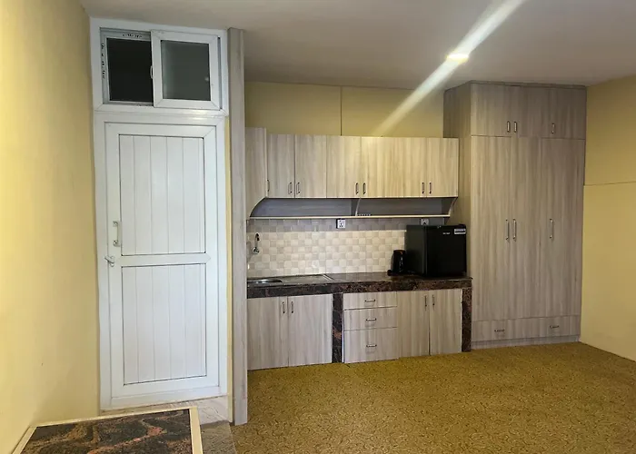 The Cozy 1 And 2 Apartament